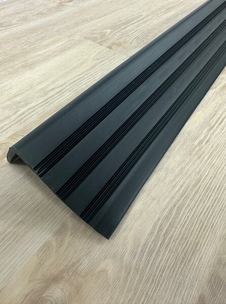 Schodová hrana 600 - černá - 8,2x4,5x150 cm