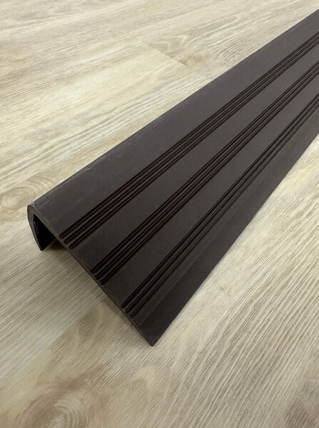 Schodová hrana 545 - tmavě hnědá - 8,2x4,5x150 cm