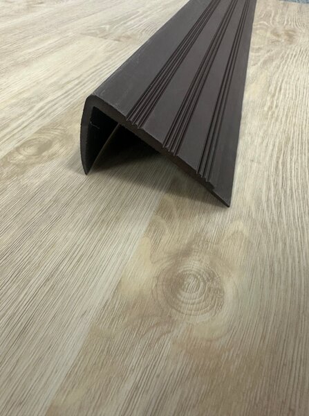 Schodová hrana 545 - tmavě hnědá - 8,2x4,5x150 cm