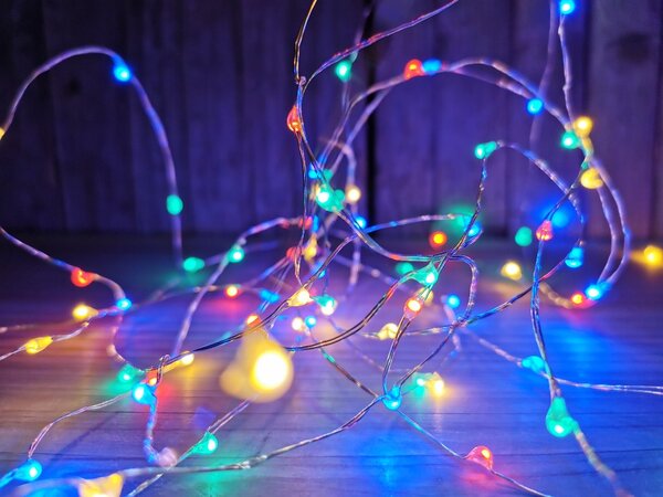 SVĚTÝLKA NA STR.DRÁTKU BAREVNÉ 20 LED 95CM