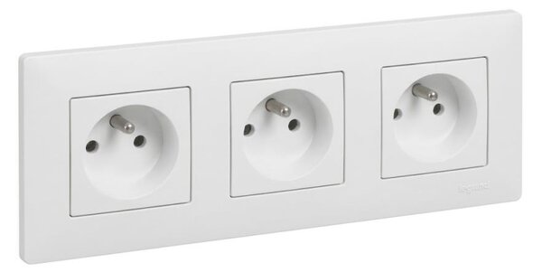 Legrand - Trojitá zásuvka domovní 250V/16A s rámečkem NILOE STEP bílá