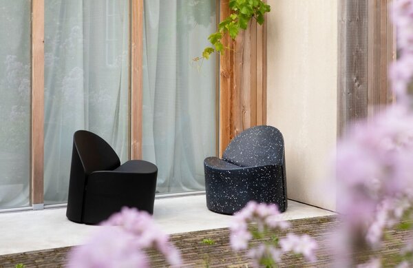 Černé terazzo zahradní lounge křeslo Zuiver Bloom
