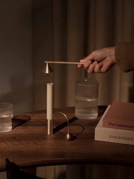 Kovový svícen Brass Balance Candle Holder