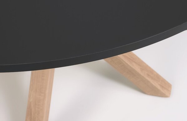 Černý lakovaný jídelní stůl Kave Home Argo 120 cm s přírodní kovovou podnoží
