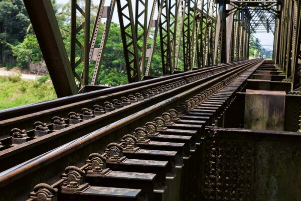 DIMEX | Vliesová fototapeta Kovový železniční most MS-5-2861 | 375 x 250 cm | zelená, modrá, hnědá