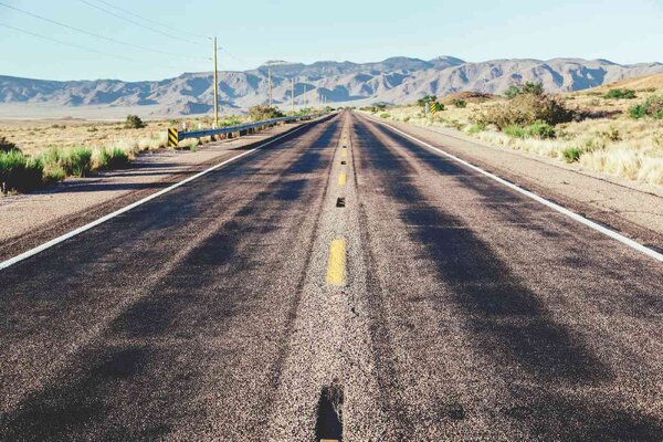 DIMEX | Vliesová fototapeta Stará silnice v poušti MS-5-2870 | 375 x 250 cm | zelená, žlutá, šedá