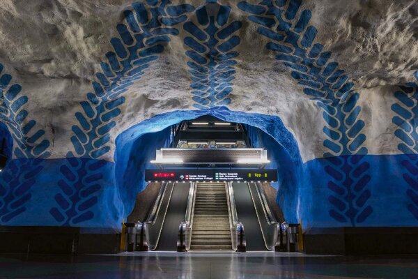 DIMEX | Vliesová fototapeta Modrá stanice metra MS-5-2910 | 375 x 250 cm | modrá, bílá, šedá