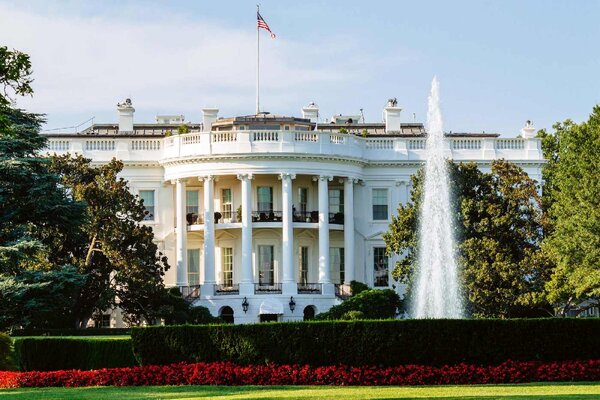 DIMEX | Vliesová fototapeta Bílý dům ve Washingtonu MS-5-2994 | 375 x 250 cm | zelená, modrá, červená, bílá