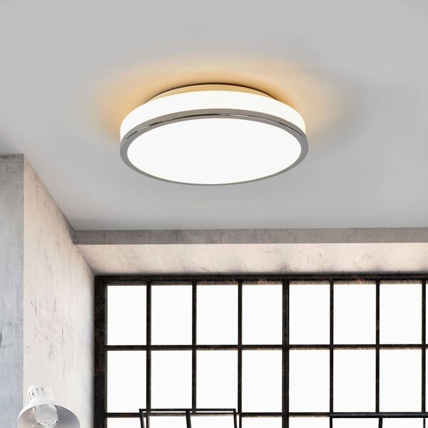 Lindby LED stropní svítidlo Lyss, Ø 28 cm, chromová barva, IP44, Bílá / opál, Koupelna, Sklo, Moderní