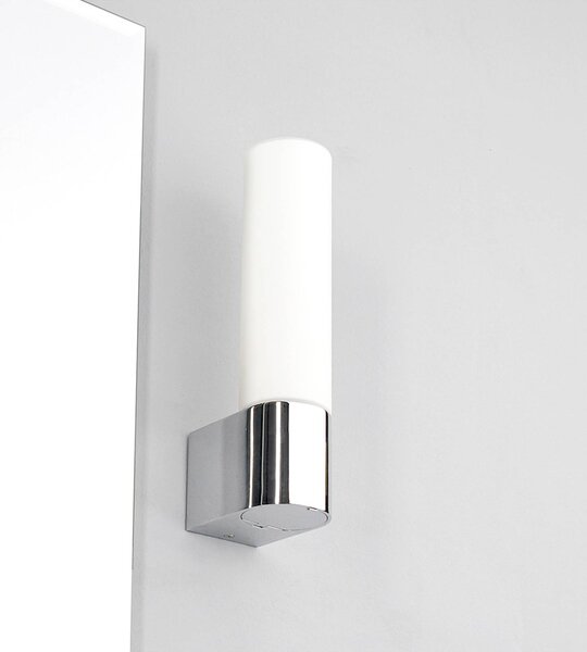 Lindby Zrcadlová lampa Melike, 27 cm, chrom, IP44, zásuvka do zásuvky, stmívatelný, Chrom / stříbro, Koupelna, kov, Moderní