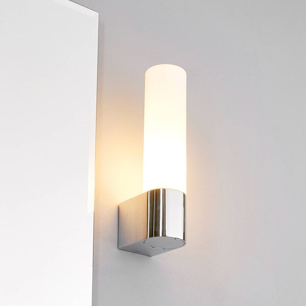Lindby Zrcadlová lampa Melike, 27 cm, chrom, IP44, zásuvka do zásuvky, stmívatelný, Chrom / stříbro, Koupelna, kov, Moderní
