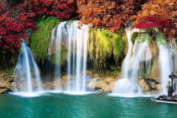 DIMEX | Vliesová fototapeta Krásný podzimní vodopád MS-5-3246 | 375 x 250 cm | zelená, červená, bílá, oranžová