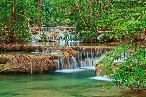 DIMEX | Vliesová fototapeta Vodopád v thajském lese MS-5-3262 | 375 x 250 cm | zelená, bílá, hnědá