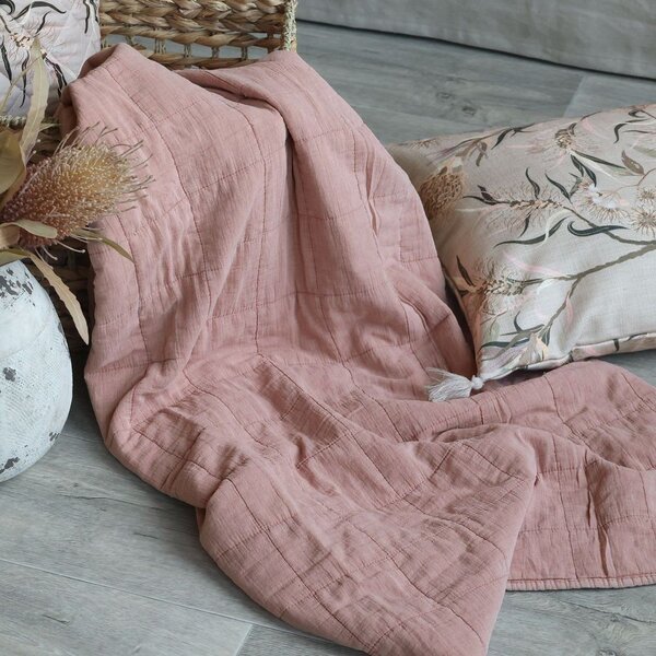 Růžový přehoz s opraným vzhledem Aix Vintage Quilt - 130*180 cm - Chic Antique