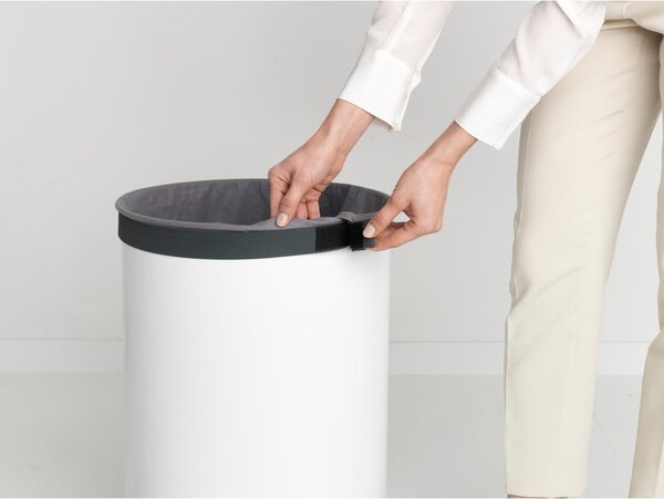 Bílý kovový koš na prádlo 60 l – Brabantia