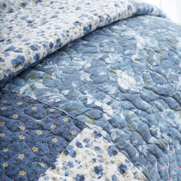 Modrý bavlněný prošívaný přehoz 220x230 cm Floral Patchwork – Bianca