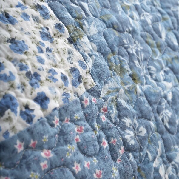 Modrý bavlněný prošívaný přehoz 220x230 cm Floral Patchwork – Bianca