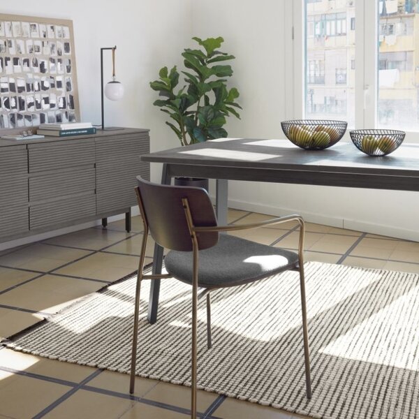 Tmavě hnědá jasanová jídelní židle Kave Home Maureen