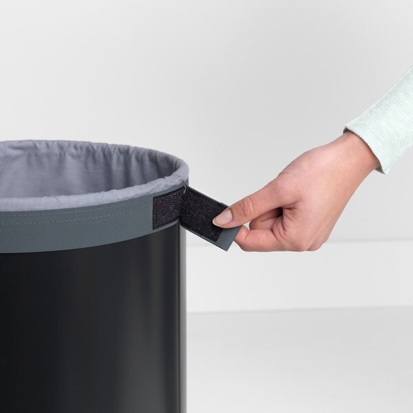 Matně černý kovový koš na prádlo 35 l – Brabantia