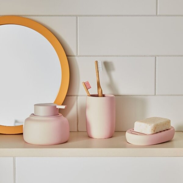 Růžový plastový stojan na zubní kartáčky Kave Home Chia