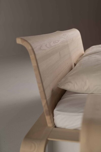 Luxusní designová postel Konstanz z masivu, zelený dekor