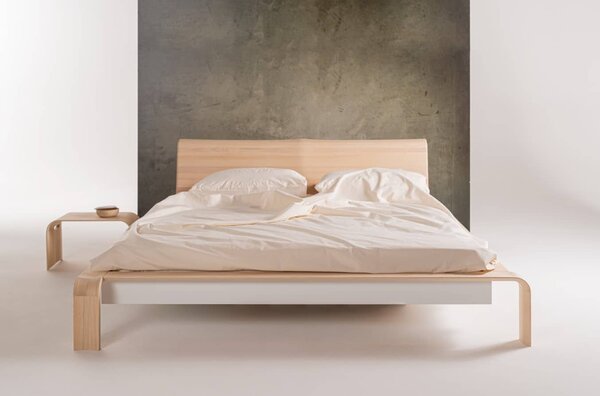 Luxusní designová postel Konstanz z masivu, bílý dekor