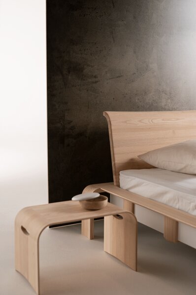 Luxusní designová postel Konstanz z masivu, bílý dekor