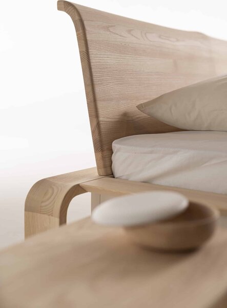 Luxusní designová postel Konstanz z masivu, zelený dekor