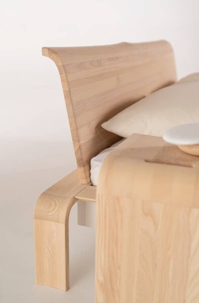 Luxusní designová postel Konstanz z masivu, zelený dekor