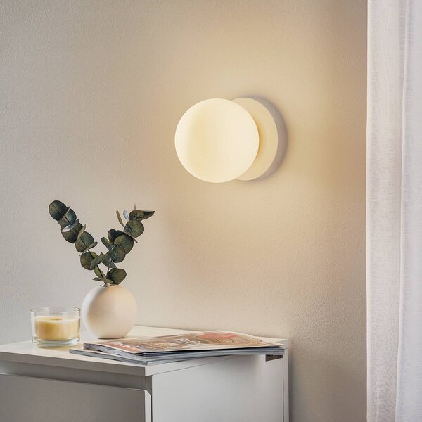 EMIBIG LIGHTING Nástěnné světlo Minerva K1, bílé, Ø 15 cm, sklo/kov, stmívatelný, Bílá / opál, Chodba, kov