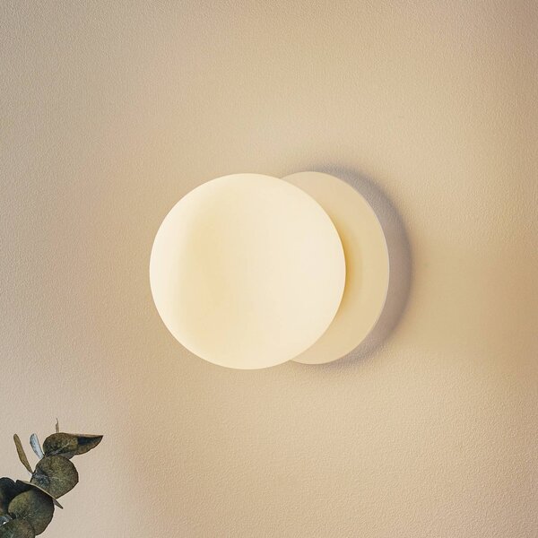 EMIBIG LIGHTING Nástěnné světlo Minerva K1, bílé, Ø 15 cm, sklo/kov, stmívatelný, Bílá / opál, Chodba, kov