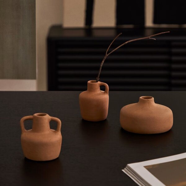 Set tří terakotově červených váz Kave Home Sofra 6/8/8 cm
