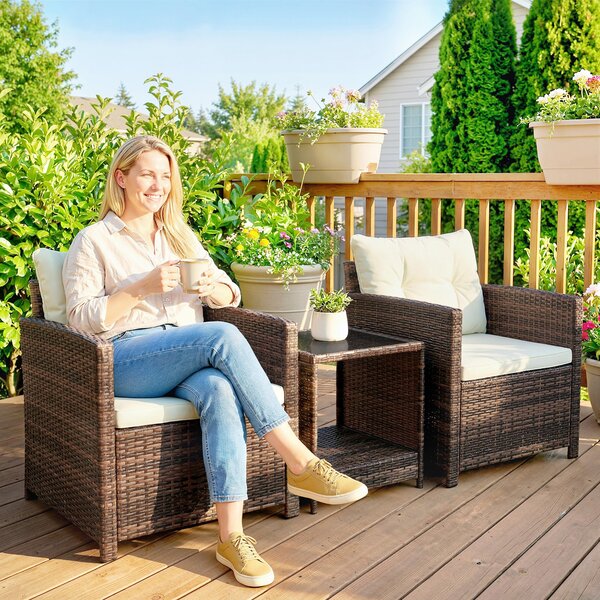 Outsunny 3dílný PE ratanový zahradní set — 2 křesla s polstrováním a konferenční stolek se skleněnou deskou, hnědá/krémová — balkon/terasa | Aosom