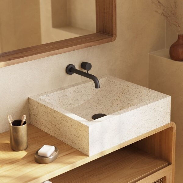Kave Home Bílé hranaté terrazzo umyvadlo na desku Delina 45 x 40 cm