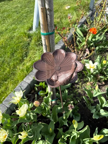 Zapichovací napajedlo pro ptáky Flower, 91x19,5 cm, litina, hnědá BT