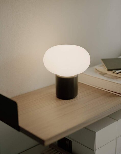 New Works Přenosná stolní lampa Karl-Johan, forest green 22010