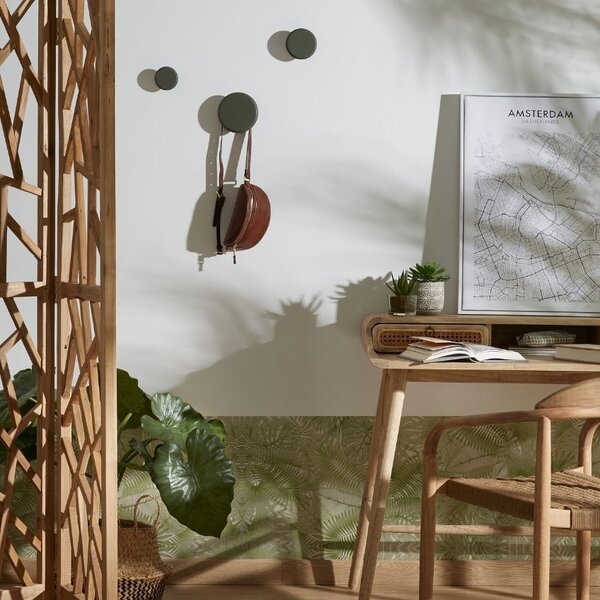 Set tří zelených bukových nástěnných věšáků Kave Home Nadua