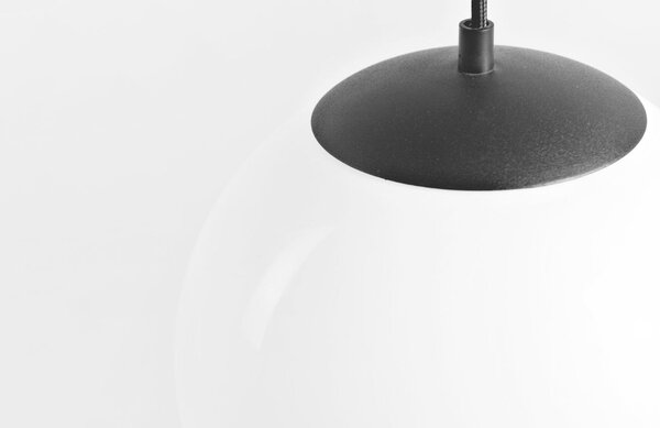 Nordic Design Bílé skleněné závěsné světlo Manama S