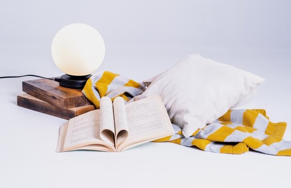 Nordic Design Bílá skleněná stolní lampa Manama M