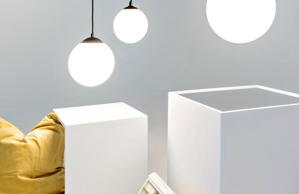 Nordic Design Bílé skleněné závěsné světlo Manama S