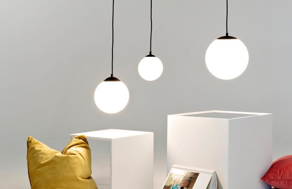 Nordic Design Bílé skleněné závěsné světlo Manama S