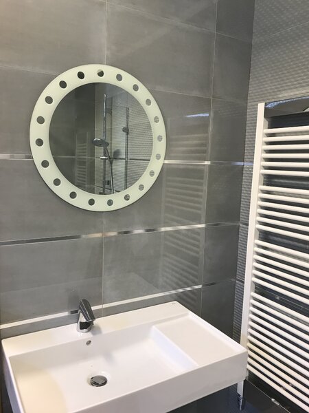 Zrcadlo na zeď do pokoje do ložnice kulaté oválné tvarové dekorativní s potiskem ALEŠ Ø 60 cm s potiskem - kolečka 410-234