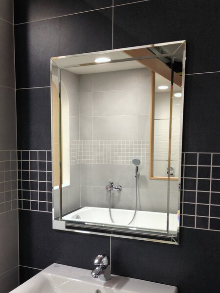 Zrcadlo na zeď do pokoje ložnice dekorativní s aplikacemi zdobené SALTO 60 x 80 cm s fazetovanými lištami 703-533