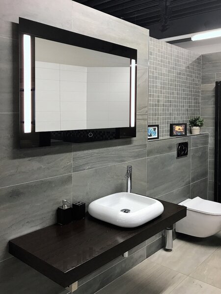 Zrcadlo do koupelny s LED osvětlením - 110 x 80 cm na šedém podkladu se senzorem - Pharos Black LED