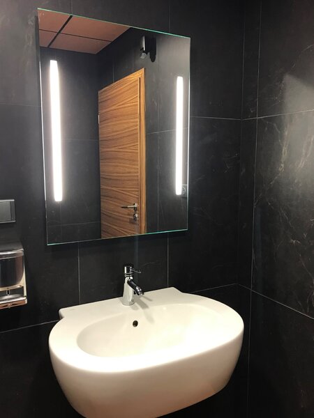 Zrcadlo na zeď chodbu do pokoje ložnice koupelny předsíně LUMINA WHITE - 80 x 60 cm se dvěma podsvícenými pruhy (zářivkové osvětlení) 901-329