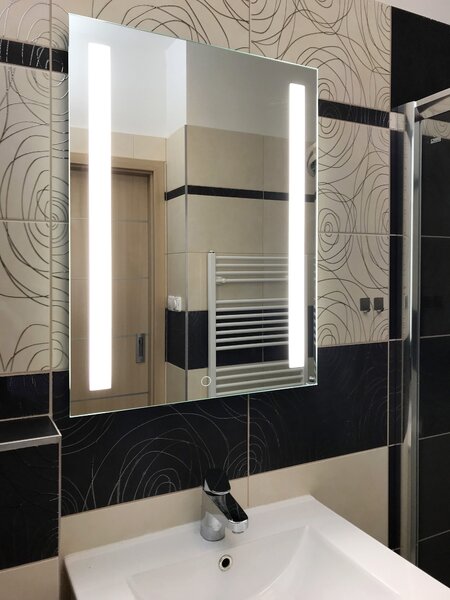 Zrcadlo na zeď chodbu do pokoje ložnice koupelny předsíně LUMINA SENZOR LED - 80 x 60 cm se dvěma LED podsvícenými pruhy a s dotykovým sensorem 900-964