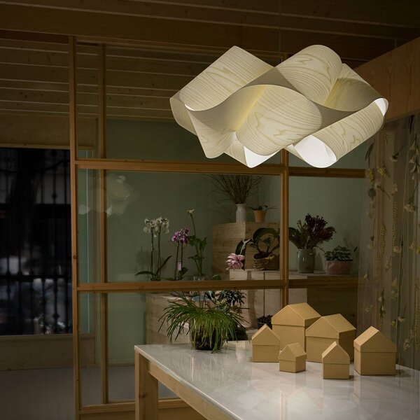 LZF LAMPS Swirl závěsné, černý kabel Ø 54cm slonovina, stmívatelný, Světlé dřevo, Obývací pokoj / jídelna, Dřevo, Design