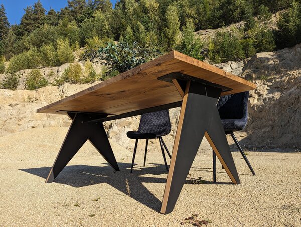 Jídelní stůl z dubového masivu Héfaistos v industriálním designu Velikost Desky: 1800x900 (mm)