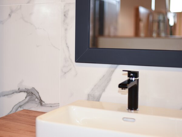 Zrcadlo na zeď do pokoje ložnice dekorativní UNO ANTRACIT 60 x 80 cm s lištami matelac v odstínu černá antracit se strmou fazetou 411-125