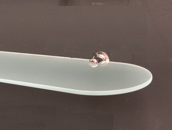 Oválná polička do koupelny z mléčného skla včetně úchytů - 59 x 12 cm